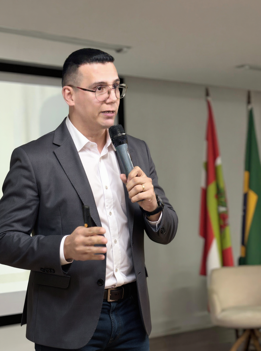 Professor Dr. Marko Fortes palestrando